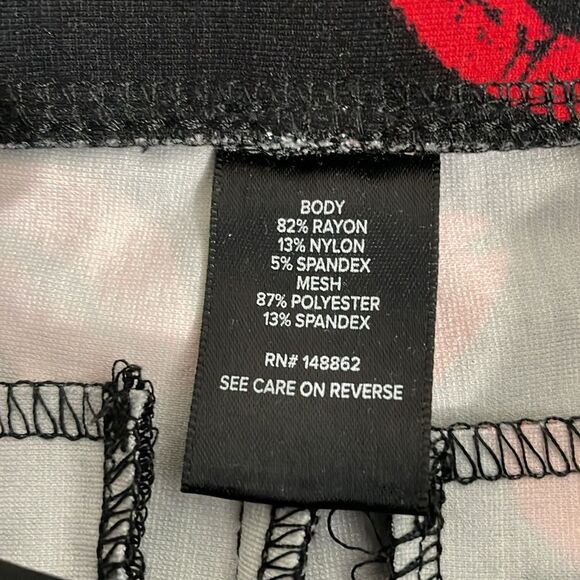 NWT Torrid Pixie Pants M/L Women’s 10 (00R) Lipstick Kisses High Rise Pull-On - Picture 7 of 10